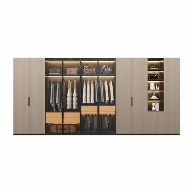 Ein offener Kleiderschrankschrank